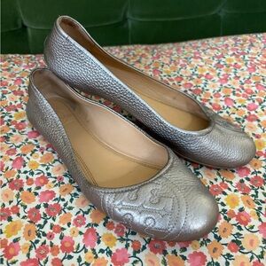 Tory Burch Metallic Silver Ruby Tumbled/Pebbled Leather Flats Size 8 Retail $225